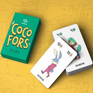 Paquet de carte du jeu Cocofors, avec deux cartes en exemple